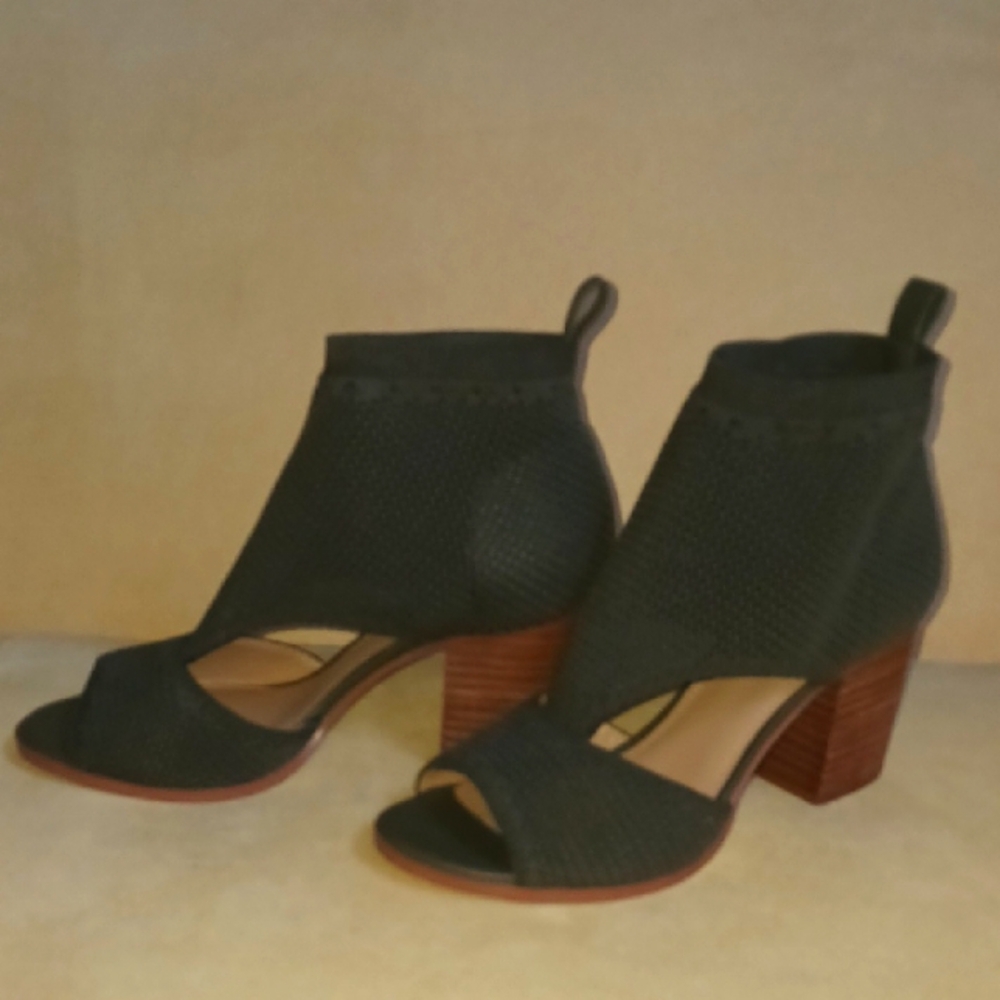 Violet And Red, Olive Green Open-Toe Ankle Boots with Wooden Heel Sz 7